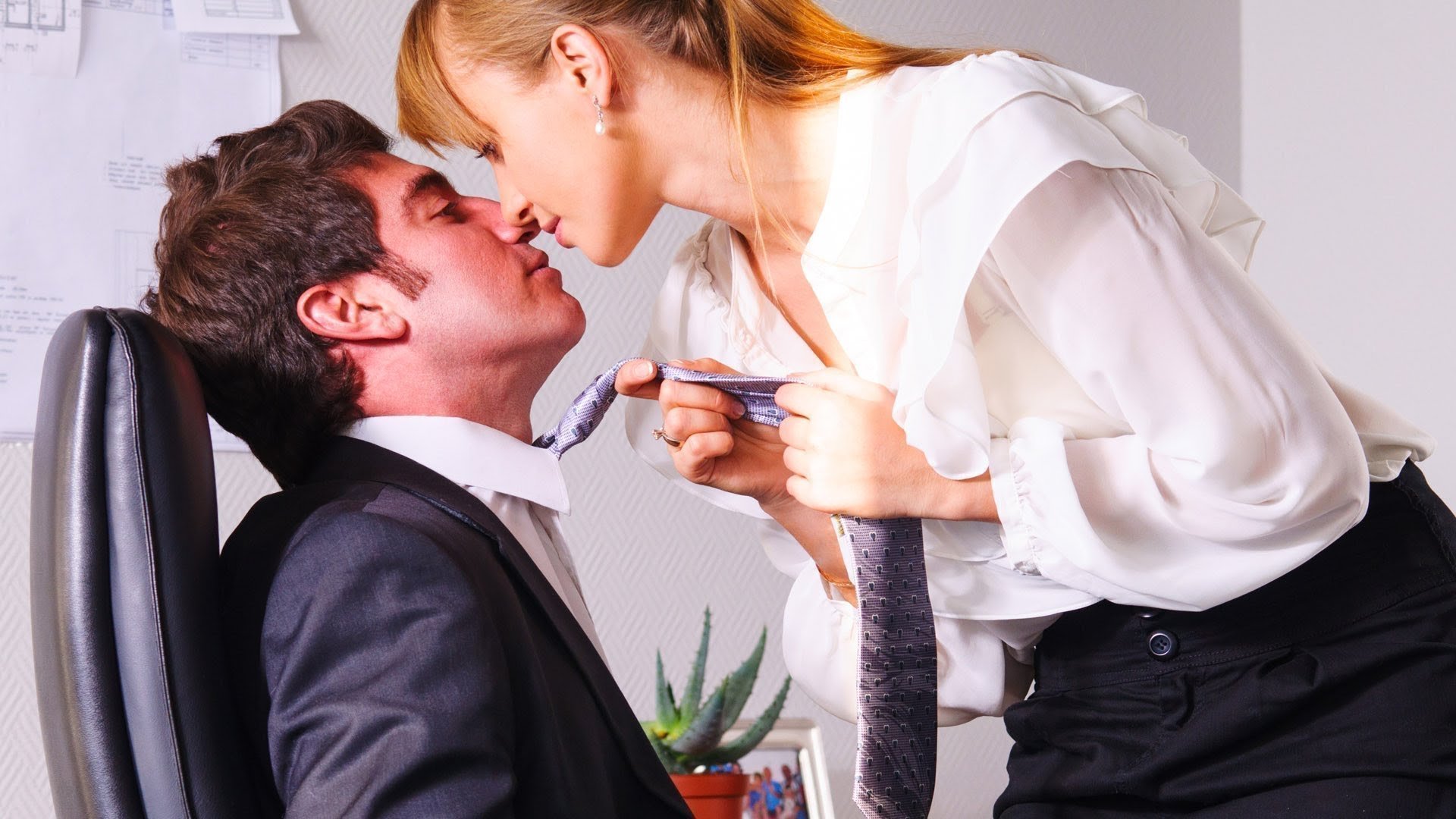 Порно Поцелуи В Офисе