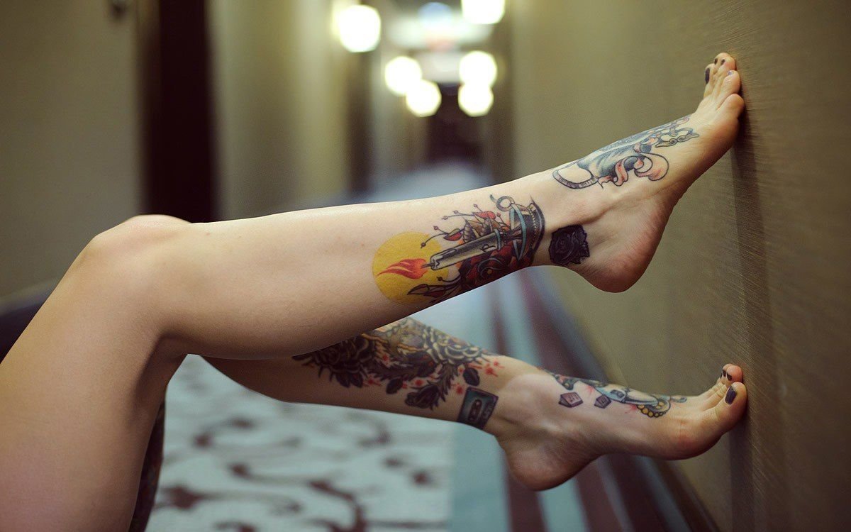 Татуированная подруга с длинными ногами массирует мохнатку