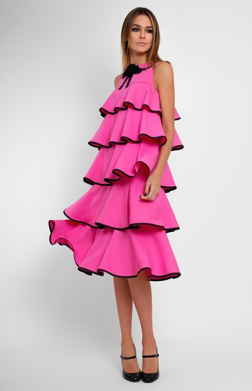 Розовое платье с воланами