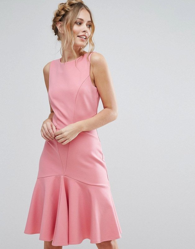 Нежно-розовое платье с воланами на подоле