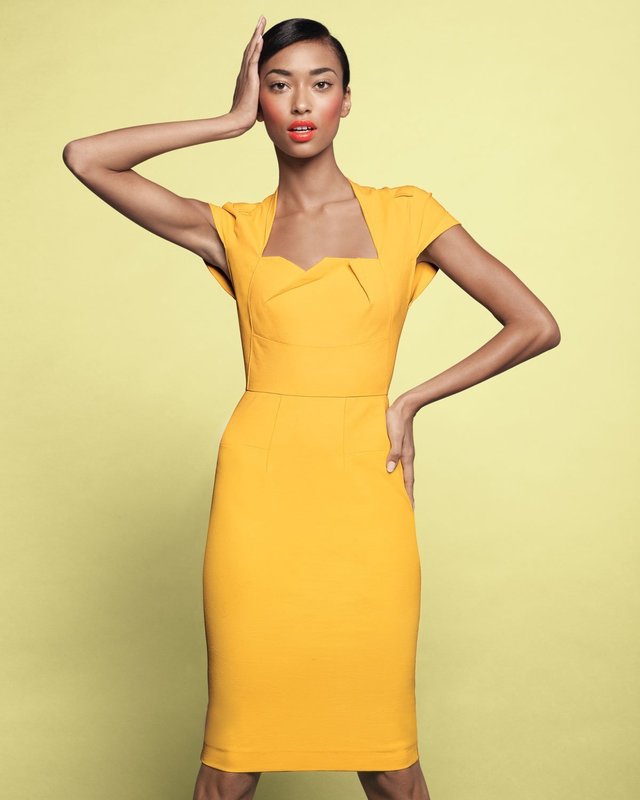 Желтое платье-футляр