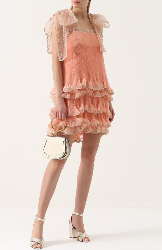 Персиковое многоярусное платье с оборками
