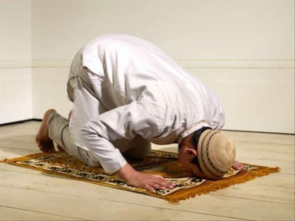 Молитва мусульманина стоя на коленях и поклон до самой земли
