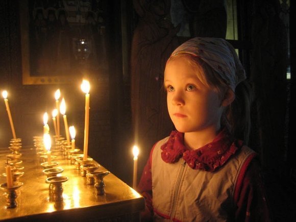 Ребенок молится в церкви