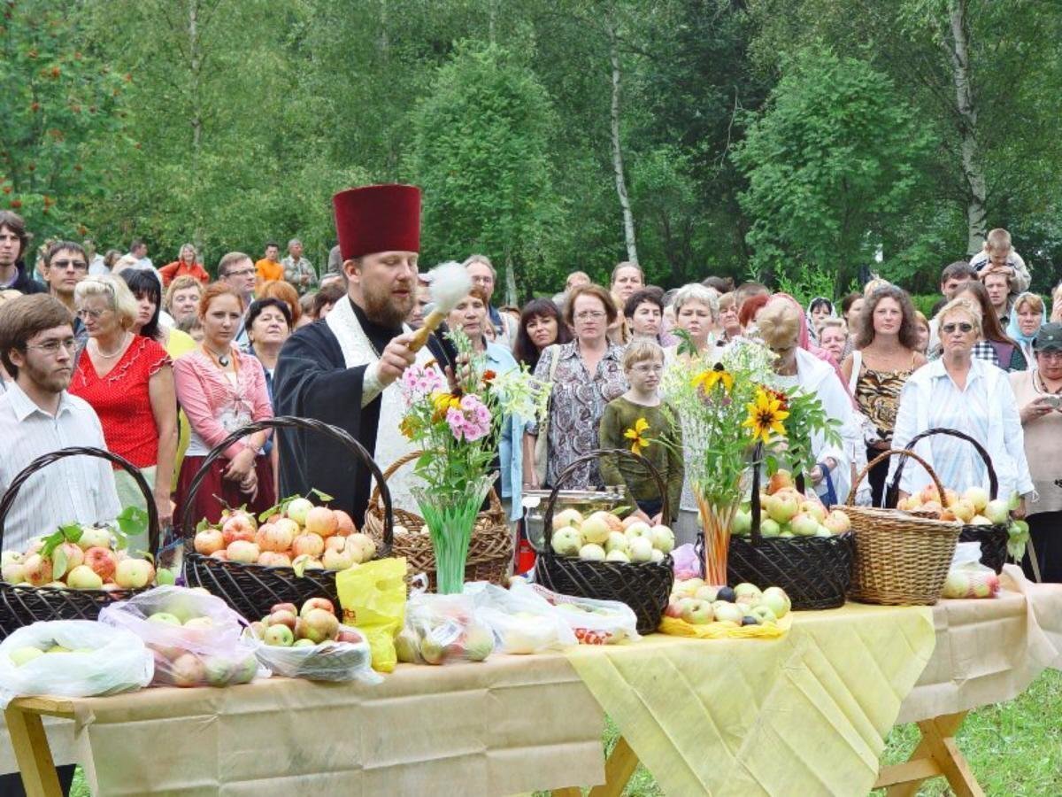 Праздник яблочный спас история праздника и традиции. Освящение яблок на яблочный спас в церкви. Яблочный спас гуляния. Яблочный спас празднование на Руси. Праздник урожая на Руси.