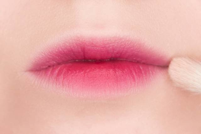 Завершающий штрих в макияже губ 