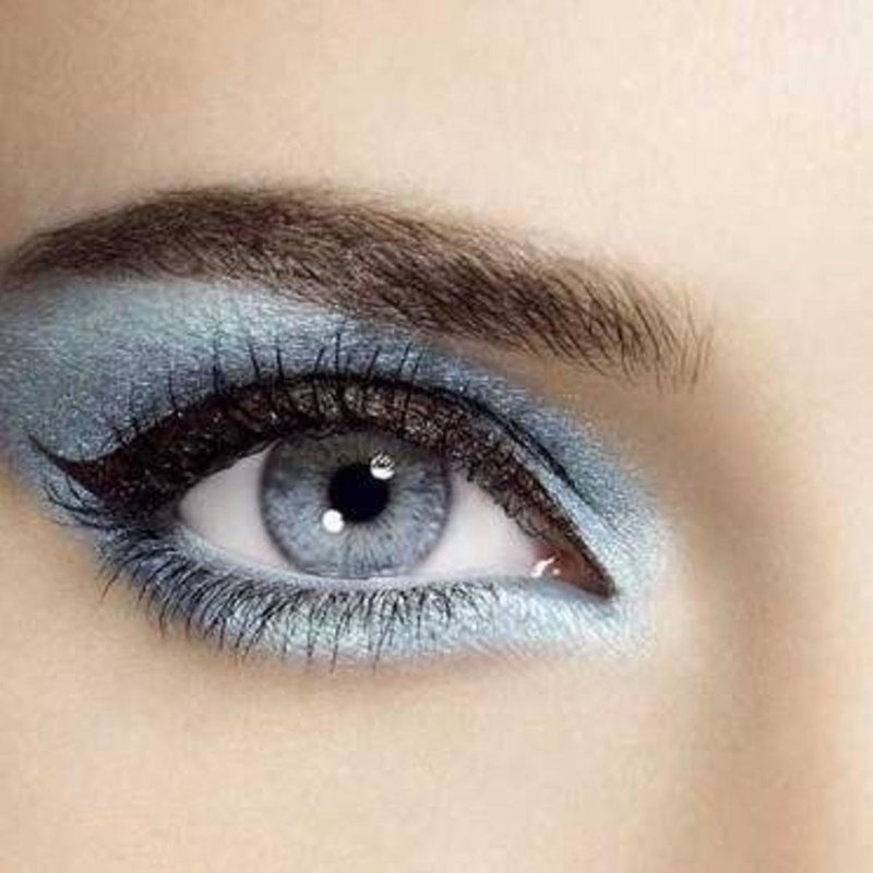 Эффектный перламутровый макияж для серо-голубых глаз
