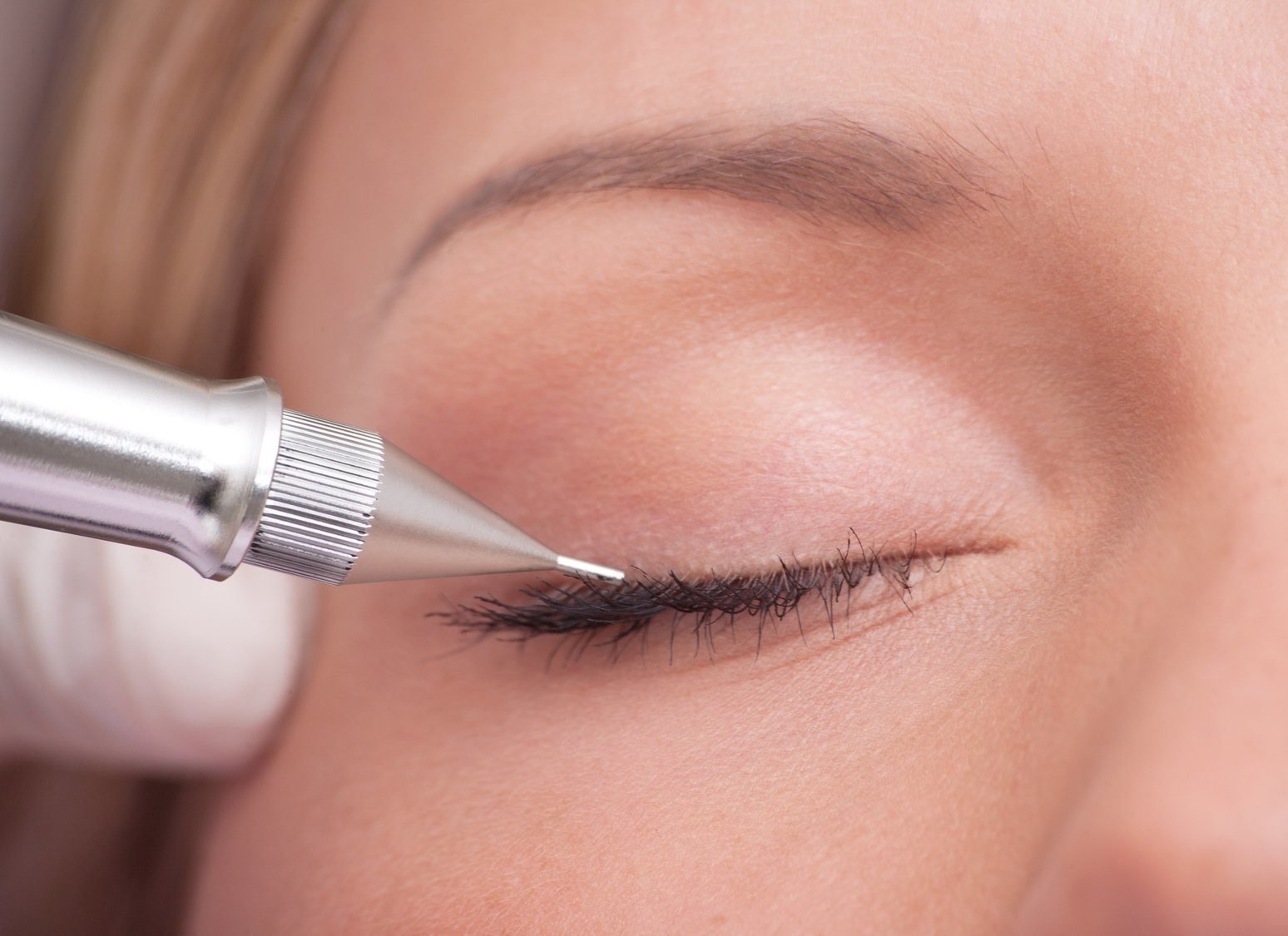 Какие косметические средства понадобятся для макияжа глаз и как их использовать?