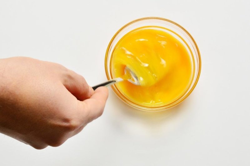 Маска с медом и желтком