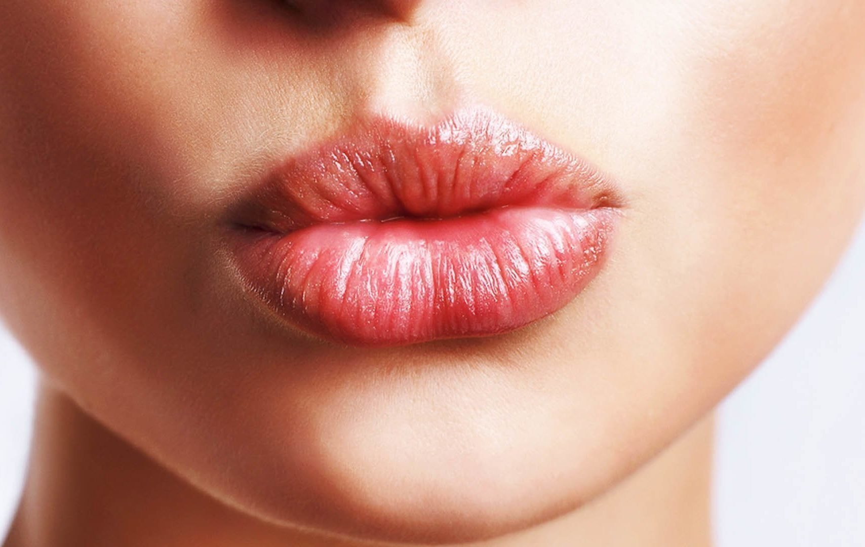 Шарики в губах после гиалуроновой кислоты: причины, лечение 