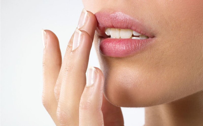 Массаж губ пальцами