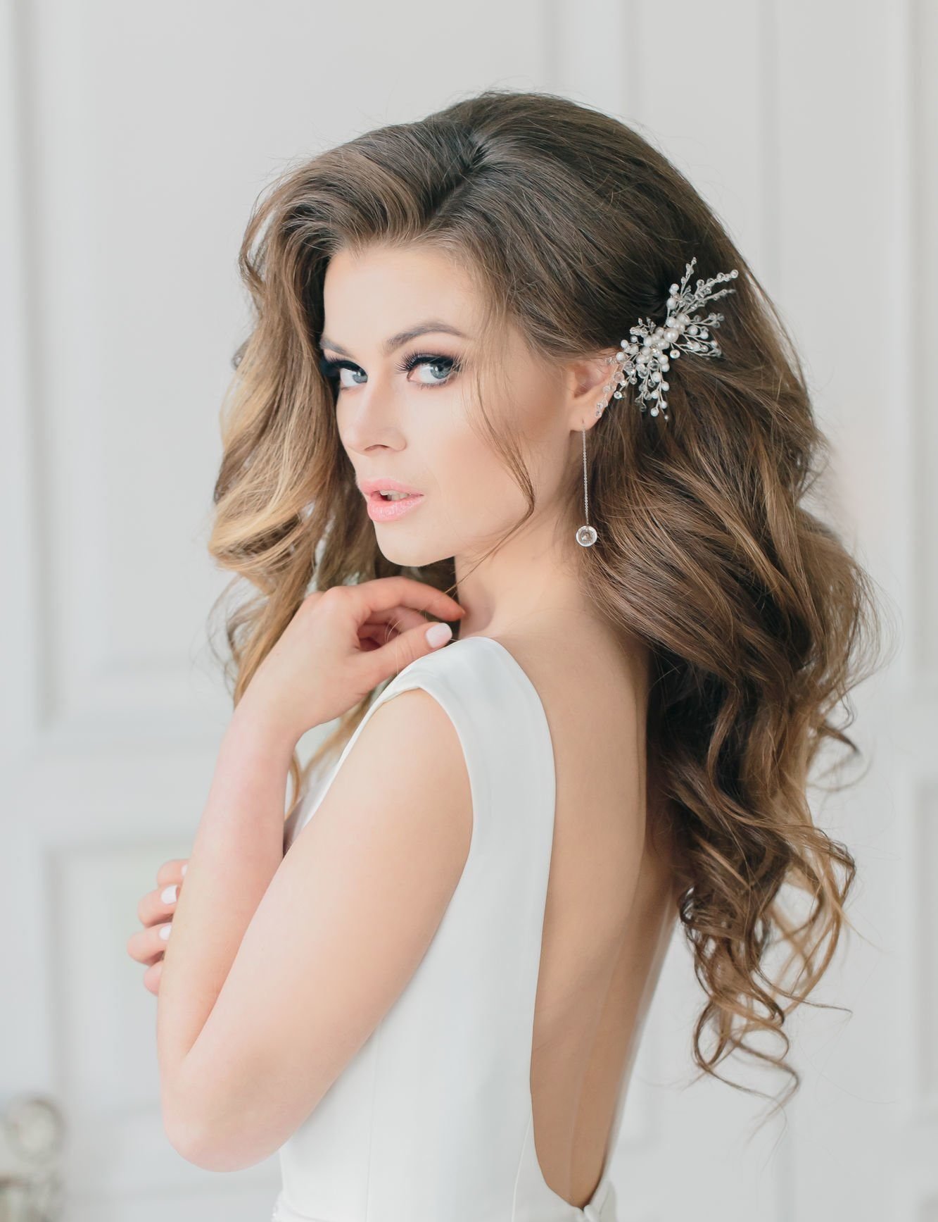 Свадебная прическа на средние волосы распущенные. Прически полусобранные локоны. Прически с распущенными волосами. Прически на свадьбу распущенные. Прическа на средние волосы распущенные.