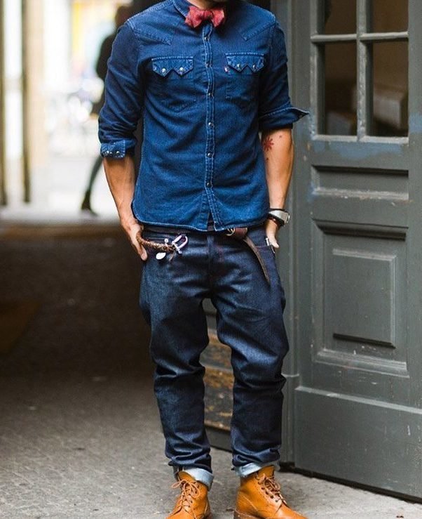 Широкие джинсы и синяя рубашка