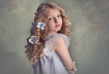 Красивая прическа на девочке