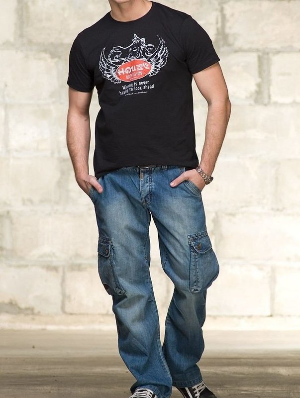 Мужчина в чёрной футболке и широких джинсах