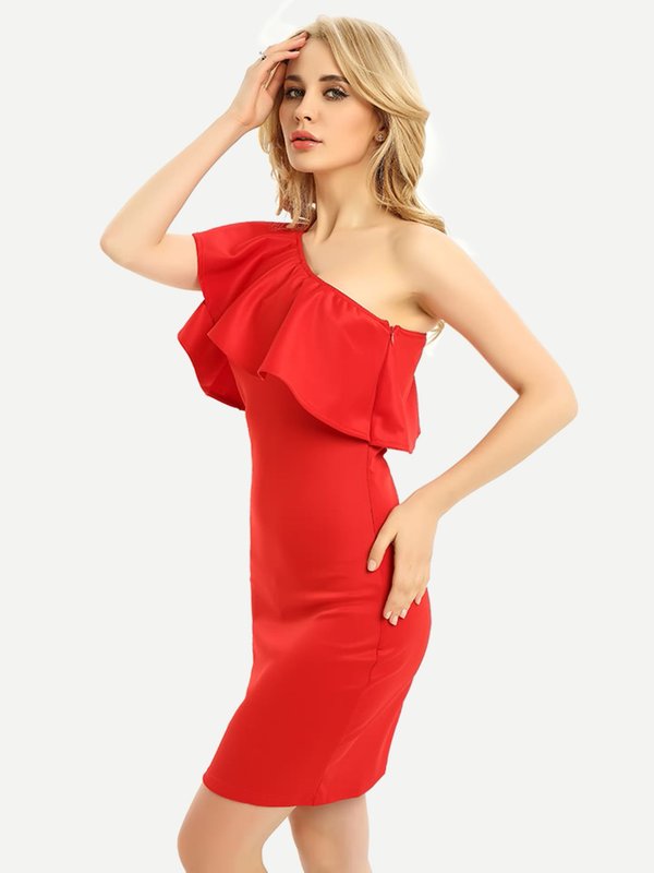 Девушка в красном платье с одним открытым плечом