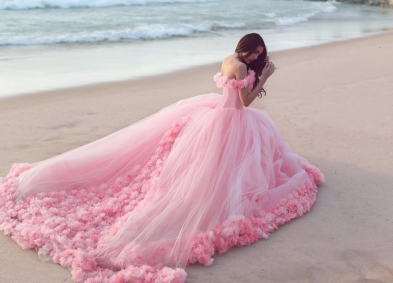 Яркое розовое свадебное платье