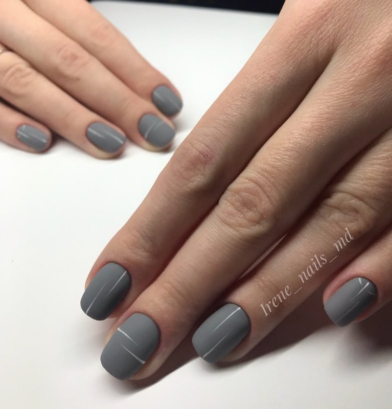 Серые матовые ногти с дизайном