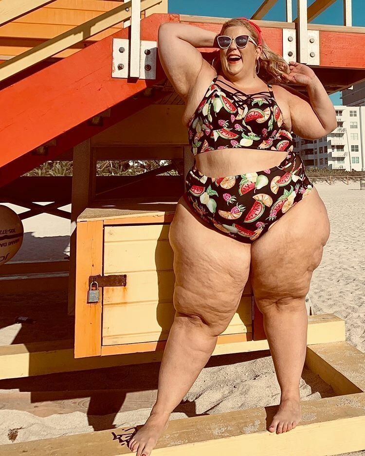 Очень толстая дама. Толстушки в купальниках.