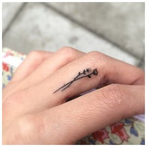Маленькая татуировка на пальце