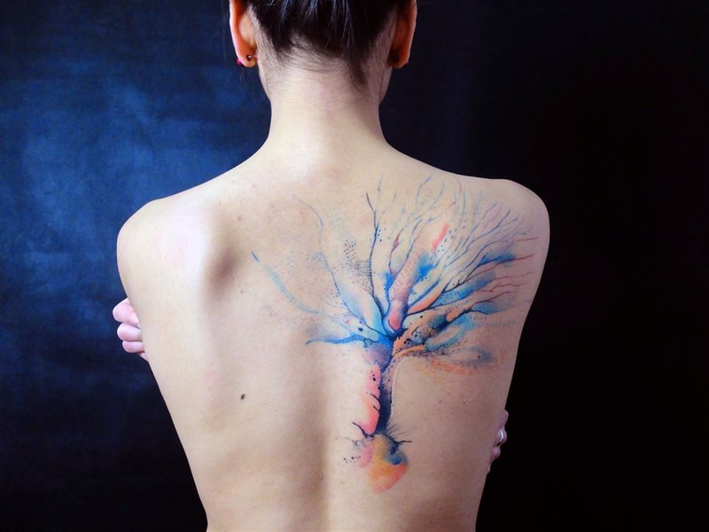 Акварельная тату-дерево на спине