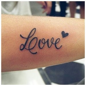 Любовь надпись на руке тату