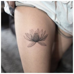 Нежный цветок - тату на ноге у девушки