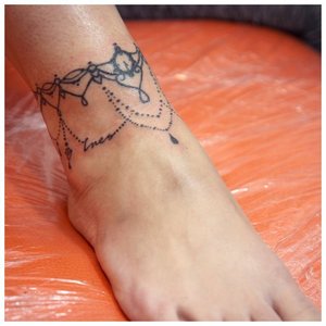 Татуировка цепочка на ноге