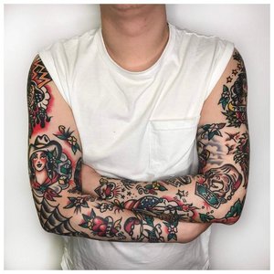 Татуировки олдскул по обеим рукам