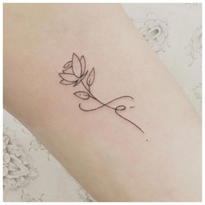 Аккуратный цветок - тату на запястье