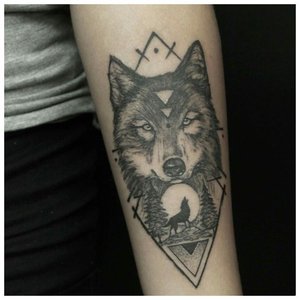 Волк и геометрическая фигура - тату на руке