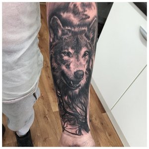 Открытая пасть волка - тату на руке у мужчины