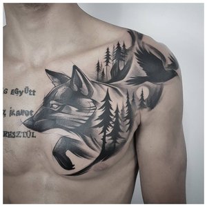 Волк в лесу - тату на груди у мужчины