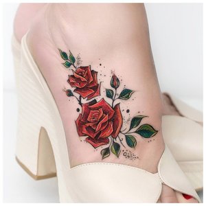 Цветная тату-роза на ступне