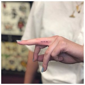 Оригинальное тату на палец