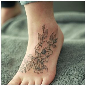 Контурный цветок - тату на ступню