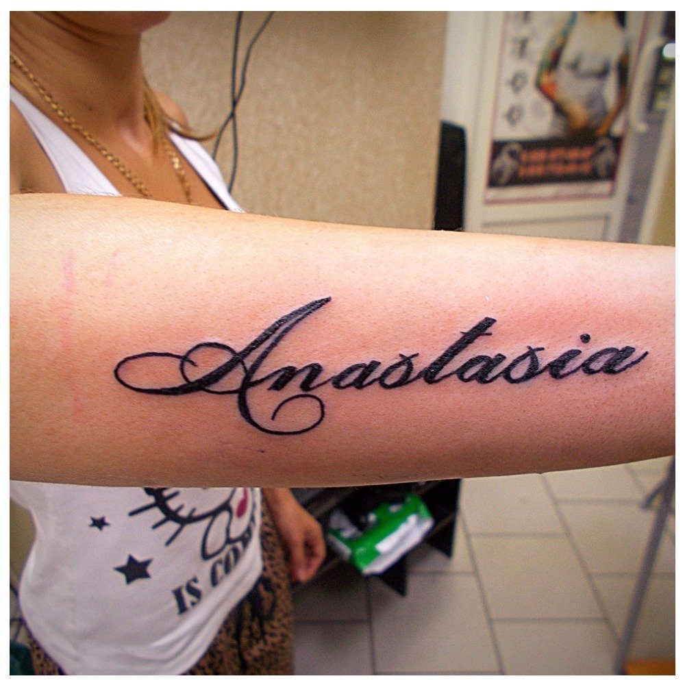 Татуировки для девушек на руке имена