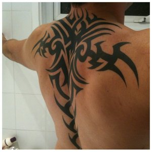 Трайбл-татуировка на спине