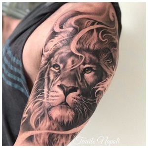 Лев в спокойствии - тату для мужчин