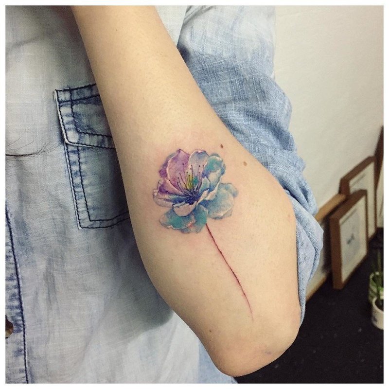 Акварельный цветок-тату на руке