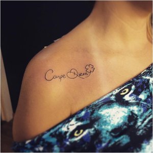 Татуировка-текст на плече