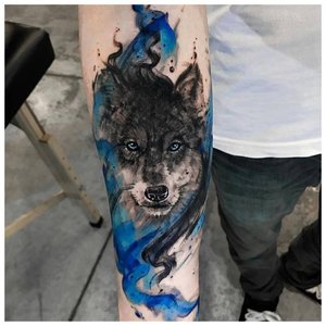 Волк в цветной стилистике - тату на руку