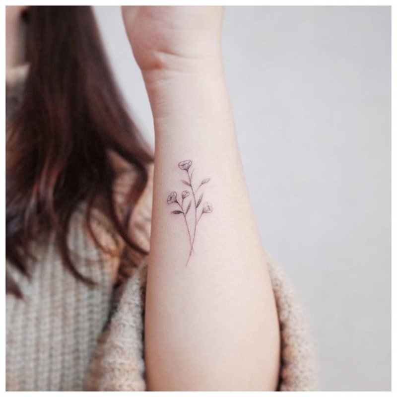 Нежное тату цветка на руке