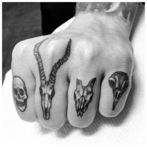 Маленькие татуировки на пальцах 