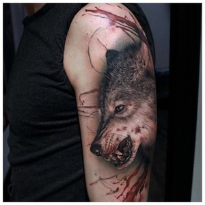 Окровавленный волк - тату на плече