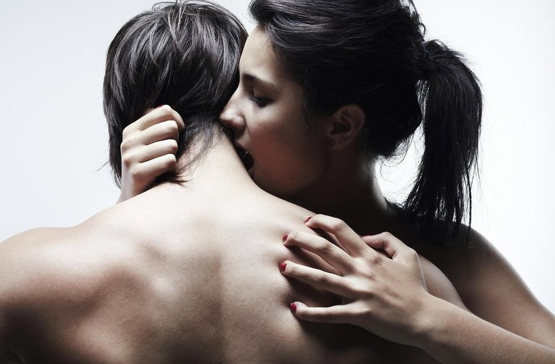Девушка целует парня в шею