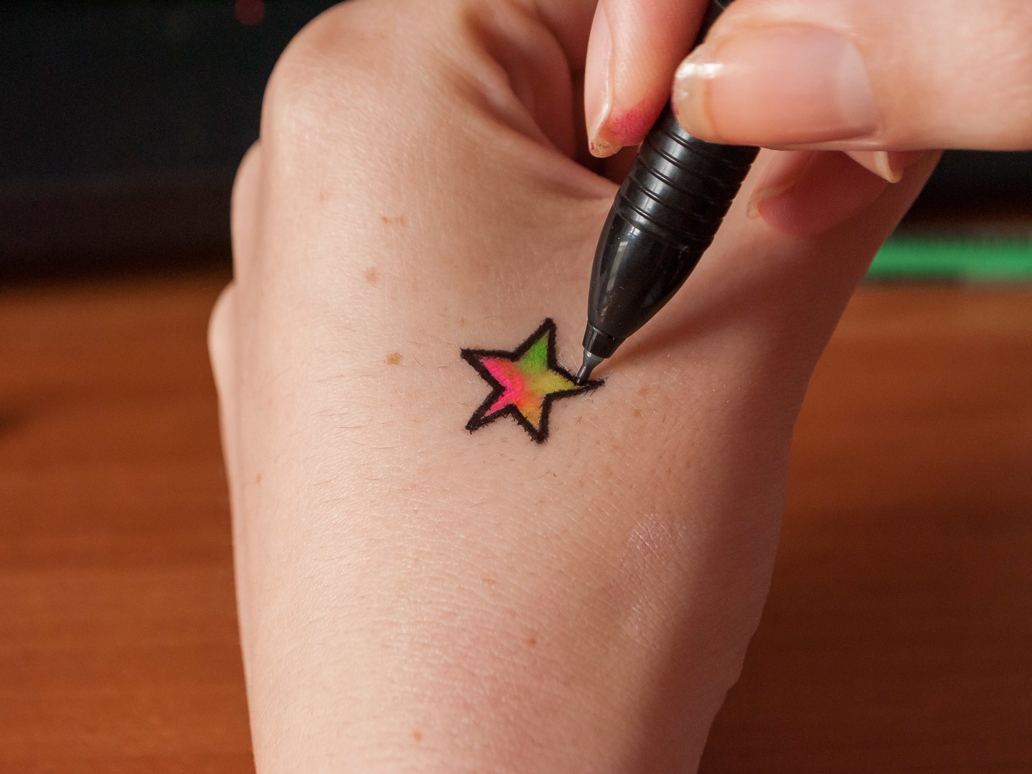 Как сделать тату черной ручкой