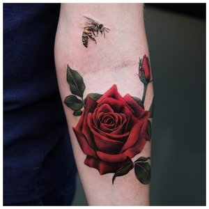 Крупная роза - тату на руке