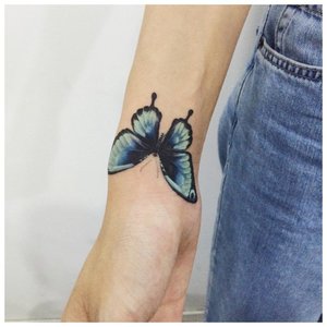 Тату бабочки на руке у девушки