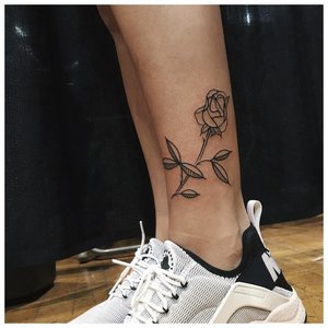 Роза в стиле контурной татуировки